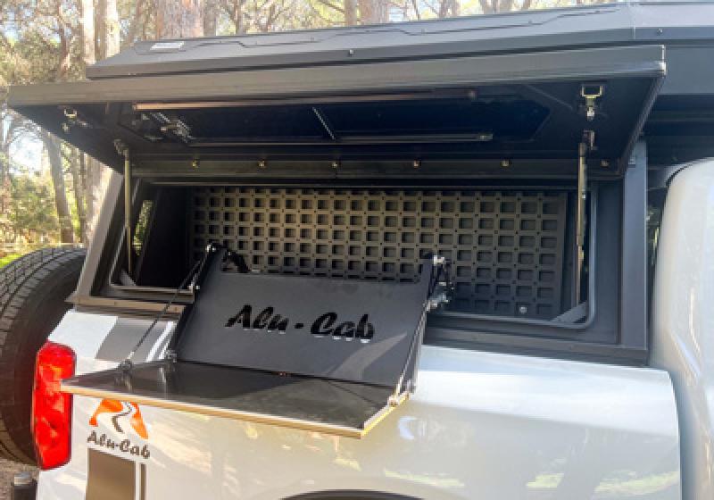 Preview: Alu-Cab Faltbarer Tisch mit integriertem Bambus Schneidebrett für Hardtops
