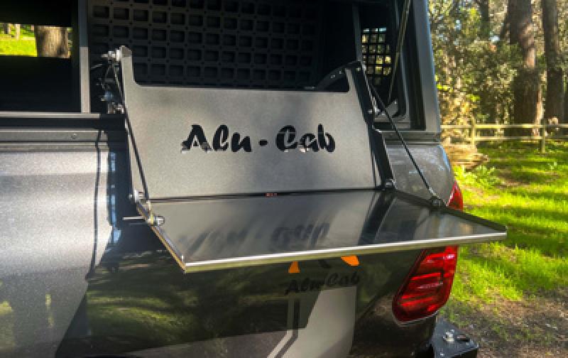 Alu-Cab Faltbarer Tisch mit integriertem Bambus Schneidebrett für Hardtops